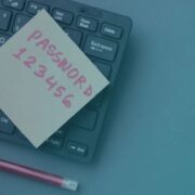 Haftnotiz auf Tastatur mit Standardpasswort